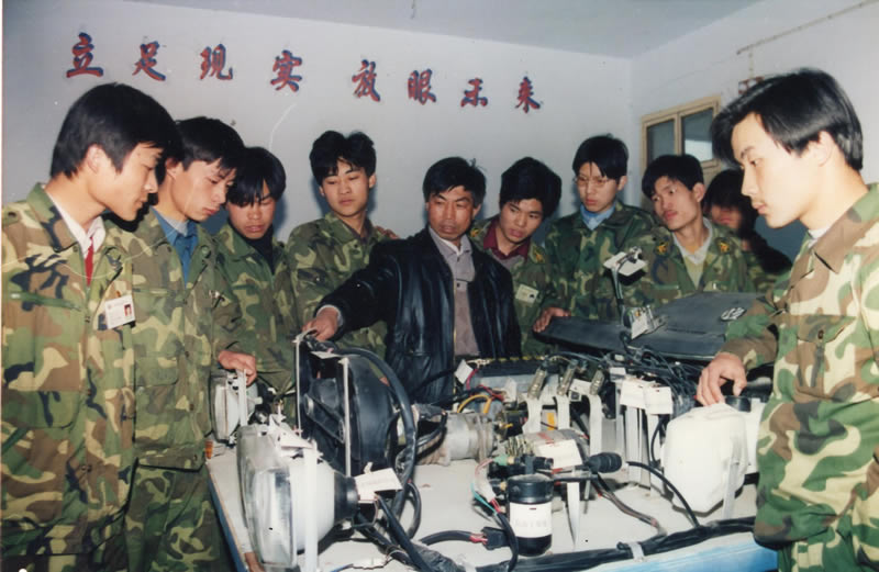2000年学校研发第一台汽车电器模具投入使用