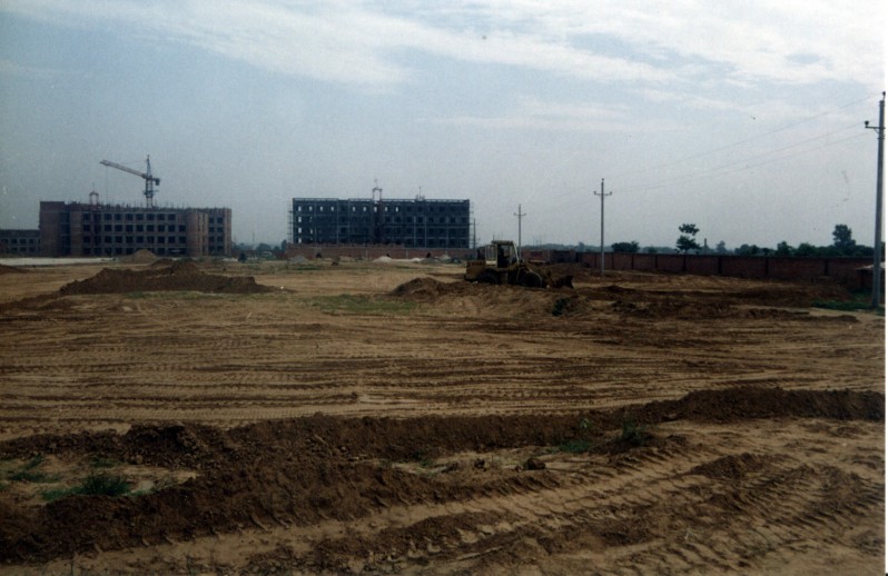 2001年建设中的嵩山路校区