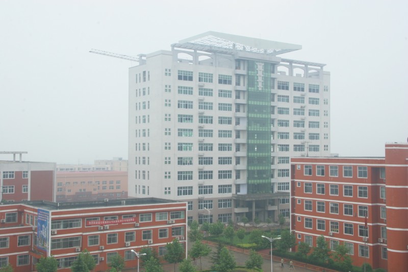 2006年图书科技大楼 投入使用